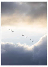 Cuadro minimalista de aves volando entre las nubes al amanecer, evocando calma y libertad. Disponible en kudeko.com.