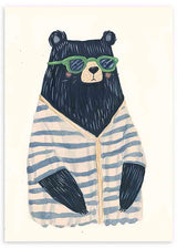 Gerahmtes Wandbild mit schwarzem Bären, grüner Brille, rosigen Wangen und blau grau gestreifter Jacke vor hellem Hintergrund, im kindlichen nordischen und modernen Stil. Erhältlich auf kudeko.com
