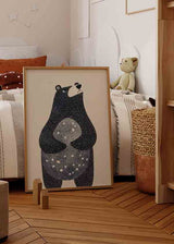 Gerahmtes Wandbild mit kindlichem Bären in Schwarz und Grau, Bauch mit weißen Punkten, hellem Beigeton im Hintergrund und ruhigem nordischem Stil. Erhältlich auf kudeko.com
