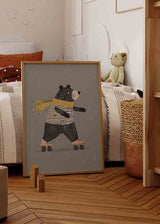 Cuadro de oso con patines, bufanda amarilla, camiseta de rayas, patines rosas y fondo gris, en estilo infantil. Disponible en kudeko.com