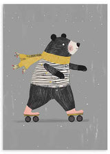 Cuadro de oso con patines, bufanda amarilla, camiseta de rayas, patines rosas y fondo gris, en estilo infantil. Disponible en kudeko.com