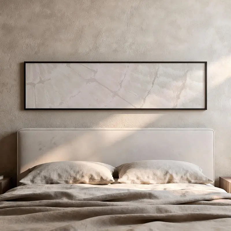 Horizontales Wandbild mit abstrakter Textur in Altweiß, hellem Beige und sanftem Grau, feinen organischen Linien und klarer mineralischer Anmutung. Erhältlich auf kudeko.com