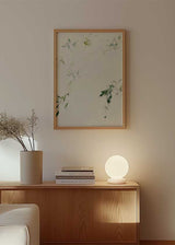 Cuadro abstracto blanco con detalles verdes naturales, kudeko.com