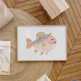 Horizontales Wandbild mit kleinem rundlichem Fisch in zartem Rosa, Weiß, Aquagrün, goldfarbenen Details, dekorativen Flecken und kindlichem Stil fürs Kinderzimmer. Erhältlich auf kudeko.com