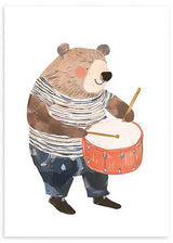 Cuadro de oso infantil tocando un tambor naranja, con ropa de rayas en beige, marrón, azul marino y estilo infantil. Disponible en kudeko.com
