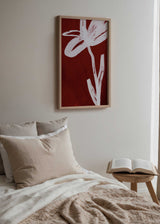 Cuadro floral minimalista con flor blanca sobre fondo burdeos, kudeko.com