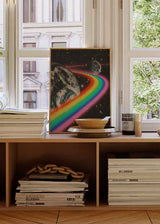 Cuadro surrealista con arcoíris en el espacio conectando la Tierra y la Luna, disponible en kudeko.com.