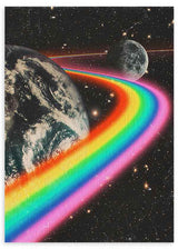 Cuadro surrealista con arcoíris en el espacio conectando la Tierra y la Luna, disponible en kudeko.com.