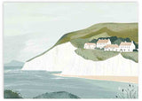 Horizontales Wandbild mit Küstenlandschaft, weißen Klippen, sanft blau grauem Meer, grünen Hügeln, hellen Häusern und Illustrationsstil in weichen Pastelltönen. Erhältlich auf kudeko.com