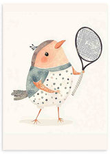 Gerahmtes Wandbild mit kleinem Vogel und Tennisschläger, hellem Hintergrund, Rosa, Grau, Blaugrün und Schwarz, im kindlichen und verspielten Stil für Kinderzimmer oder Spielecke. Erhältlich auf kudeko.com