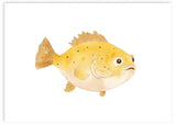 Quadro horizontal com peixe infantil em amarelo dourado e creme, pequenos detalhes castanhos, fundo branco e estilo de ilustração suave e alegre para quarto de bebé ou infantil. Disponível em kudeko.com
