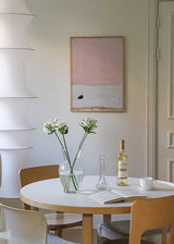 Cuadro abstracto colorido con fondo rosa claro y base blanca, kudeko.com