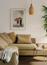 Cuadro con dos mujeres japonesas bajo la lluvia estilo Japandi, kudeko.com