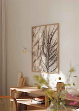 Cuadro minimalista con ramas en tonos suaves y neutros, ideal para decoración natural y moderna, disponible en kudeko.com.