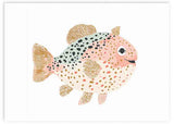 Horizontales Wandbild mit kleinem rundlichem Fisch in zartem Rosa, Weiß, Aquagrün, goldfarbenen Details, dekorativen Flecken und kindlichem Stil fürs Kinderzimmer. Erhältlich auf kudeko.com