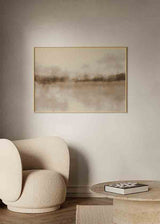 Cuadro horizontal de paisaje abstracto con horizonte brumoso, árboles difusos y reflejos suaves en tonos beige, crema, topo y marrón, de estilo naturaleza y paisajes. Disponible en kudeko.com