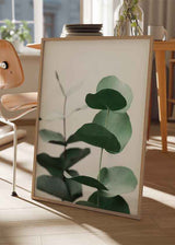 Cuadro con ramas de eucalipto en tonos verdes suaves sobre fondo claro. Disponible en kudeko.com.