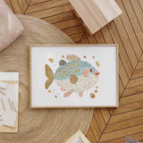 Cuadro infantil con ilustración de pez globo azul y dorado rodeado de burbujas. kudeko.com