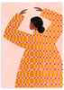 Cuadro ilustrado colorido mujer con vestido geométrico amarillo y rojo de Bea Muller, kudeko.com