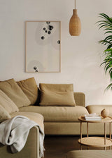 Cuadro japonés minimalista con manchas de tinta sumi-e y líneas curvas zen, kudeko.com