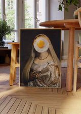 Cuadro pop-art surrealista con retrato clásico y huevo frito en el rostro, disponible en kudeko.com.