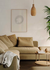 Cuadro japonés minimalista con espiral de líneas finas y formas circulares blancas estilo zen, kudeko.com