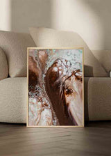 Cuadro abstracto con diseño fluido en tonos marrón y beige, disponible en kudeko.com.