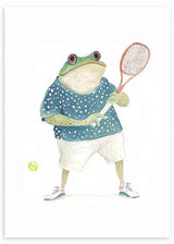Wandbild mit Tennisfrosch, blau gepunktetem Shirt, weißer Hose, gelbem Ball, grünen Farbtönen und hellem Hintergrund im kindlichen Stil. Erhältlich auf kudeko.com
