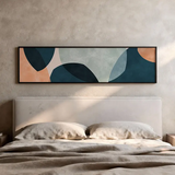 Tableau horizontal avec formes abstraites courbes et superposées en bleu pétrole, bleu gris, beige clair et accents pêche, dans un style abstrait contemporain. Disponible sur kudeko.com