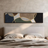 Quadro horizontal com círculos sobrepostos, linhas douradas e blocos em azul escuro, verde oliva, castanho, bege, branco e preto, de estilo geométrico equilibrado e contemporâneo. Disponível em kudeko.com