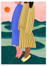 Cuadro ilustrado colorido con dos mujeres vestidas a rayas en paisaje con sol rojo, obra de Bea Muller, kudeko.com