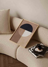 Cuadro abstracto con diseño geométrico en tonos negro, beige y marrón claro, disponible en kudeko.com.