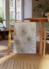 Cuadro minimalista de flores blancas en primer plano, ideal para decoración elegante y serena, disponible en kudeko.com.