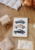 Cuadro infantil de coches vintage decorativos en tonos azul, marrón y negro con estrellas. kudeko.com