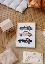 Cuadro infantil de coches vintage decorativos en tonos azul, marrón y negro con estrellas. kudeko.com