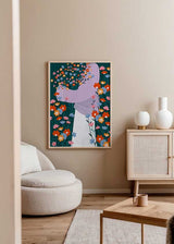 Cuadro ilustrado colorido con mujer sosteniendo ramo de flores silvestres en tonos rojos, azules y rosas, obra de Bea Muller, kudeko.com