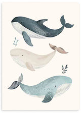 Cuadro con tres ballenas en tonos azul grisáceo, beige y celeste sobre fondo claro, con pequeñas hojas marinas y estilo infantil sereno. Disponible en kudeko.com