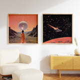Surrealistisches Wandbild mit einer Frau, die eine leuchtende Kugel in einer Wüstenlandschaft betrachtet. Erhältlich auf kudeko.com