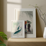 Tableau avec deux carpes koï nageant dans un style Japandi, ambiance décorative épurée et équilibrée. Disponible sur kudeko.com