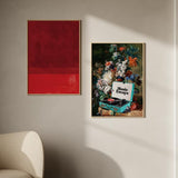 Tableau minimaliste abstrait dans des tons rouges avec texture aquarellée, style décoratif épuré pour intérieur contemporain. Disponible sur kudeko.com