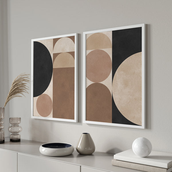 Set aus Wandbildern in Braun im minimalistischen Stil mit modernem geometrischem Design, klare dekorative Wirkung für den Innenraum. Erhältlich auf kudeko.com