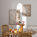 Conjunto de dos cuadros con flores grandes en blanco roto, beige, arena y caramelo suave, composición delicada de estilo floral. Disponible en kudeko.com