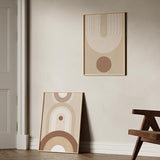 Tableau avec arcs concentriques, cercles superposés et formes courbes en beige, sable, blanc cassé et brun chaud, dans un style géométrique épuré inspiré du mid century. Disponible sur kudeko.com