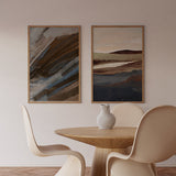 Cuadro de paisaje abstracto con colinas difusas, horizonte suave, franja clara central, tonos beige, marrón y azul grisáceo, de estilo naturaleza y paisajes. Disponible en kudeko.com