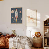 Cuadro infantil con ilustración de cohete espacial y planetas. kudeko.com