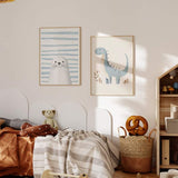 Gerahmtes Wandbild mit blauem Dinosaurier mit langem Hals, beigem Hintergrund, braunen Blättern, rosa und grauen Details, in einem schlichten kindlichen Stil. Erhältlich auf kudeko.com