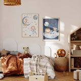 Cuadro con león y jirafa astronautas en nave espacial, fondo azul estrellado, planeta celeste y estilo infantil tierno. Disponible en kudeko.com