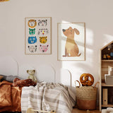 Cuadro con ocho caras de animales felinos en amarillo, azul, verde, rosa, negro y blanco, composición divertida de estilo infantil. Disponible en kudeko.com