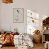 Cuadro con perrito blanco sentado sobre fondo crema, con detalles marrón cálido, beige y negro, composición simple y estilo minimalista infantil. Disponible en kudeko.com