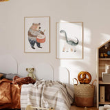 Cuadro de oso infantil tocando un tambor naranja, con ropa de rayas en beige, marrón, azul marino y estilo infantil. Disponible en kudeko.com